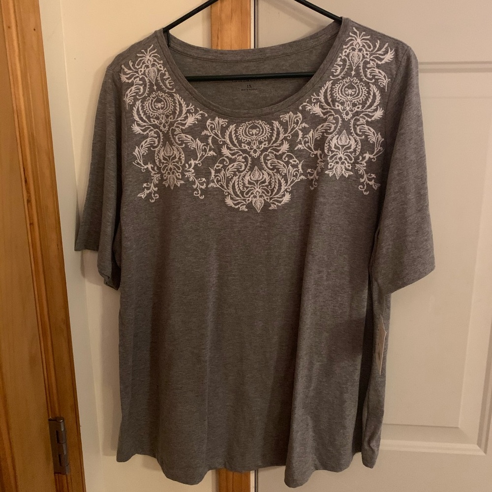 Gray and white embroidered t-shirt